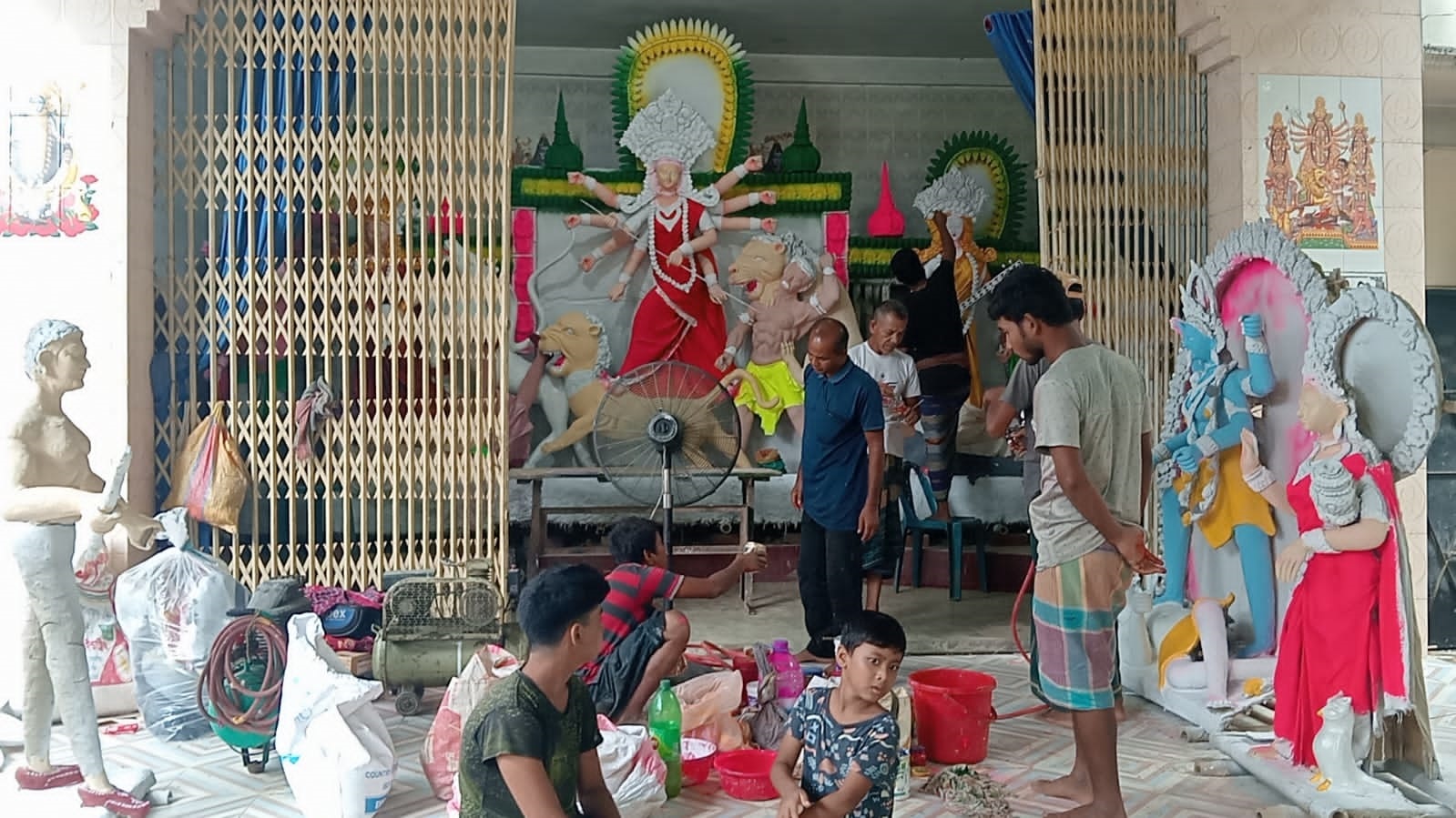ঠাকুরগাঁওয়ে শারদীয় দুর্গাপূজার চলছে শেষ মুহুর্তের প্রস্তুতি